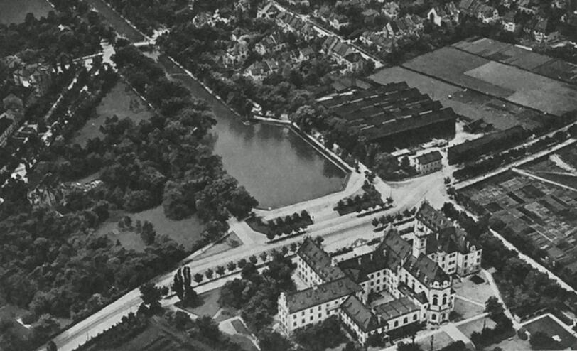 Diese Luftaufnahme zeigt den Schlosskanal mit Waisenhauskessel und das Waisenhaus. Das Bild entstand um 1929. Rechts sind dunkle Hallen zu erkennen. Das ist die Eisfabrik. Im Winter wurde Eis aus dem Kanal gewonnen, das in diesen Holzhäusern eingelagert wurde. So konnten Brauereien und Wirtshäuser auch im Sommer das Bier kühlen.