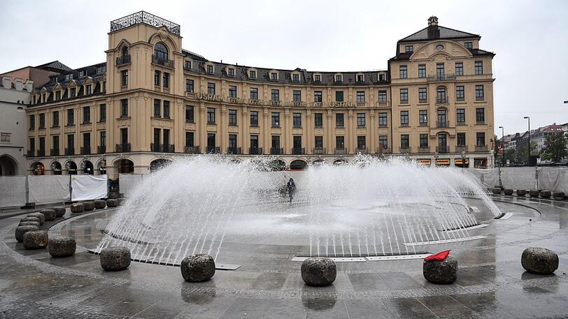 Kennt jeder, der schonmal am Stachus war: Die Steine, die um den Brunnen angeordnet sind.