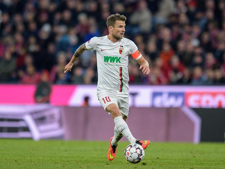 Daniel Baier von FC Augsburg spielt den Ball. Foto: Matthias Balk/Archiv