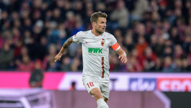 Daniel Baier von FC Augsburg spielt den Ball. Foto: Matthias Balk/Archiv Daniel Baier von FC Augsburg spielt den Ball. Foto: Matthias Balk/Archiv