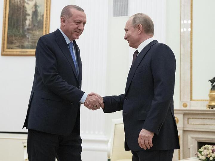 Handschlag in Moskau: der türkische Präsident Recep Tayyip Erdogan und sein russischer Amtskollege Wladimir Putin (r).