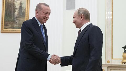 Handschlag in Moskau: der türkische Präsident Recep Tayyip Erdogan und sein russischer Amtskollege Wladimir Putin (r).