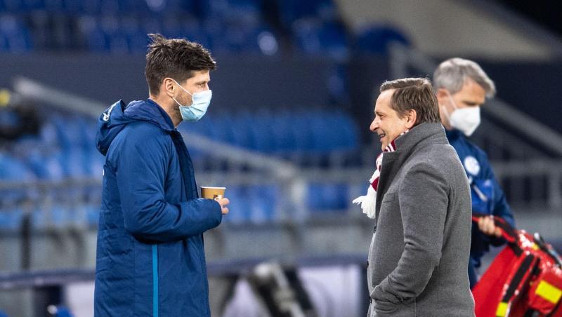 Schalke-Neuzugang Klaas-Jan Huntelaar (l) unterhält sich vor der Partie mit Kölns Sportdirektor Horst Heldt.