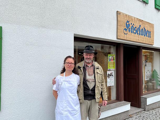 Lorenz Klotz mit Partnerin Malgorzata Fischer vor ihrer Nesselwanger Pension.