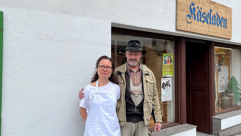 Lorenz Klotz mit Partnerin Malgorzata Fischer vor ihrer Nesselwanger Pension. Lorenz Klotz mit Partnerin Malgorzata Fischer vor ihrer Nesselwanger Pension.