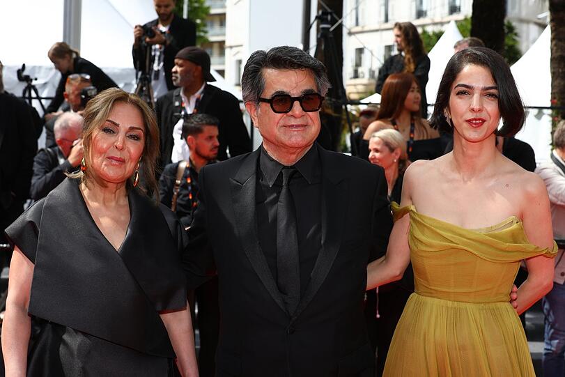 Der iranische Regisseur, Drehbuchautor und Produzent Jafar Panahi, seine Tochter Solmaz Panahi (r) und seine Frau Tahereh Saeedi auf dem roten Teppich vor der Premiere des Films "Un simple accident" auf dem 78. Internationalen Filmfestival in Cannes.