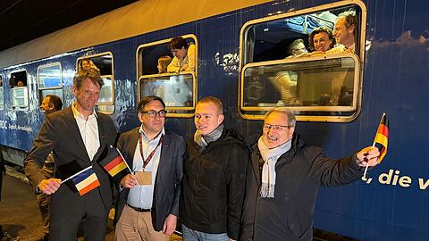 Freudiger Empfang f&uuml;r den neuen Nachtzug im nordfranz&ouml;sischen Aulnoye-Aymeries.