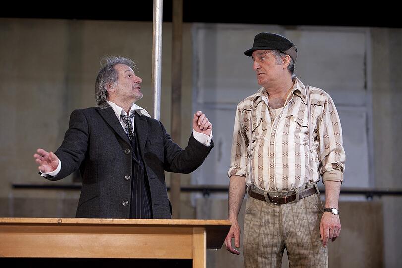 Ich kann so nicht arbeiten! &bdquo;Theatermacher&ldquo; Bruscon (l., Thomas Marx) hat seine liebe Not mit dem Wirt (r., Winfried Wittkopp).