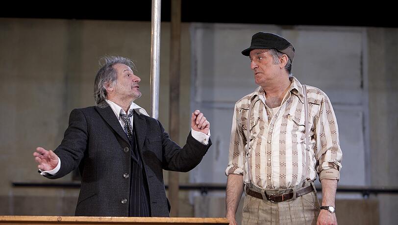 Ich kann so nicht arbeiten! &bdquo;Theatermacher&ldquo; Bruscon (l., Thomas Marx) hat seine liebe Not mit dem Wirt (r., Winfried Wittkopp).