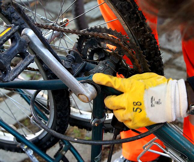 Die Kette ist am Zahnkranz festgerostet - dieses Radl wurde schon lange nicht mehr gefahren, geschweigedenn gepflegt. Das Entsorgungs-Team nimmt es mit.