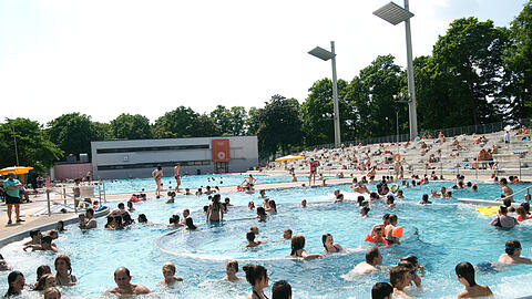 Drinnen saunen, draußen schwimmen.