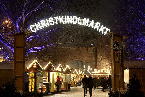 Hübscher Schriftzug, blau beleuchtete Bäume: der Christkindlmarkt am Sendlinger Tor. Hübscher Schriftzug, blau beleuchtete Bäume: der Christkindlmarkt am Sendlinger Tor.