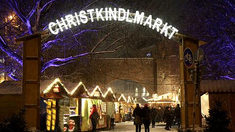 Hübscher Schriftzug, blau beleuchtete Bäume: der Christkindlmarkt am Sendlinger Tor.