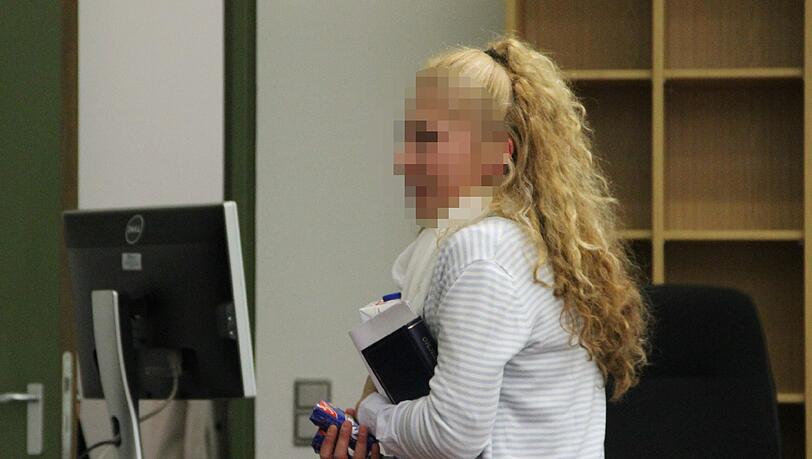 Wehrhafte Blondine: Paula K. im Gerichtssaal. Wehrhafte Blondine: Paula K. im Gerichtssaal.