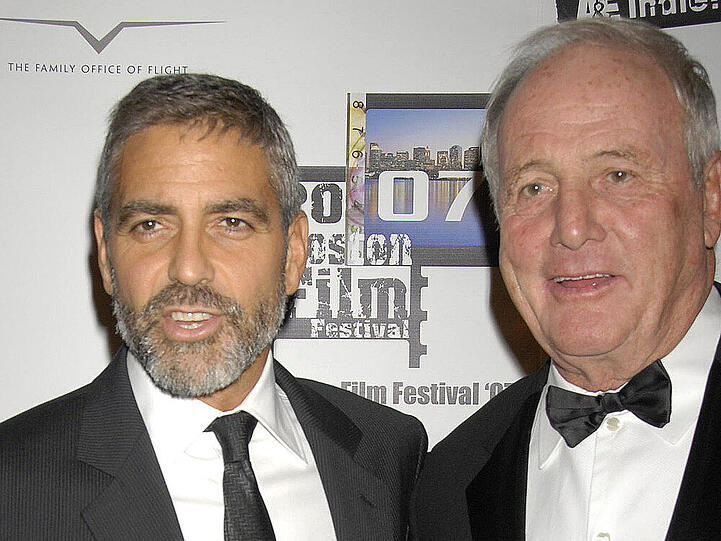 George Clooney (l.) und Produzent Jerry Weintraub 2007 bei einer Veranstaltung in Boston