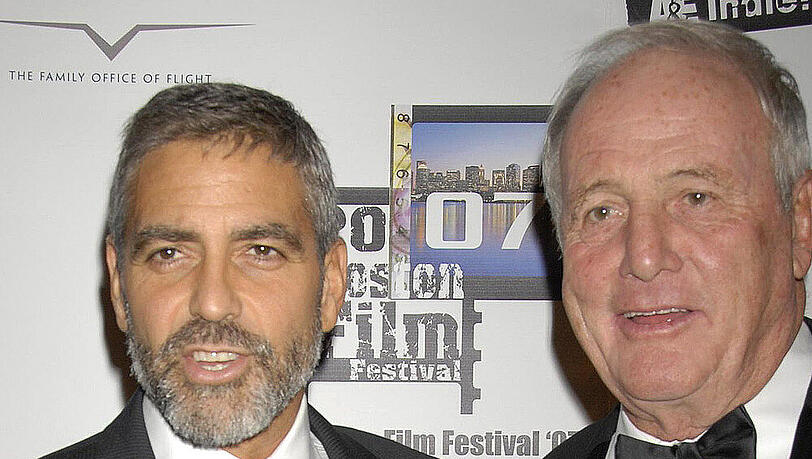 George Clooney (l.) und Produzent Jerry Weintraub 2007 bei einer Veranstaltung in Boston George Clooney (l.) und Produzent Jerry Weintraub 2007 bei einer Veranstaltung in Boston