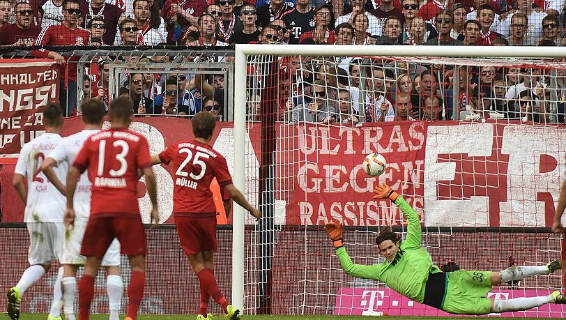 Thomas Müller verwandelte kurz vor Schluss den Elfmeter zum 2:1-Sieg der Bayern. Thomas Müller verwandelte kurz vor Schluss den Elfmeter zum 2:1-Sieg der Bayern.