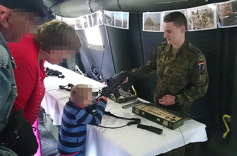 Am Tag der Bundeswehr ließen die Soldaten kleine Kinder mit Waffen hantieren.