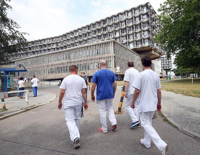 Die Bilder vom Polizeieinsatz am Benjamin-Franklin-Krankenhaus in Berlin.