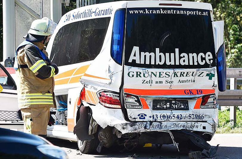 Auf der A99 krachte ein VW-Transporter in ein Ambulanzfahrzeug aus Österreich. Die Bilder.