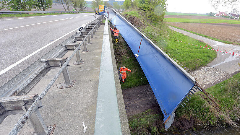 Der verunglückte Schwertransporter liegt am Mittwochvormittag auf der Bundesstraße 300 bei Aichach. Die Bilder.