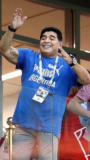 Diego Maradona leidet auf der Tribüne mit.