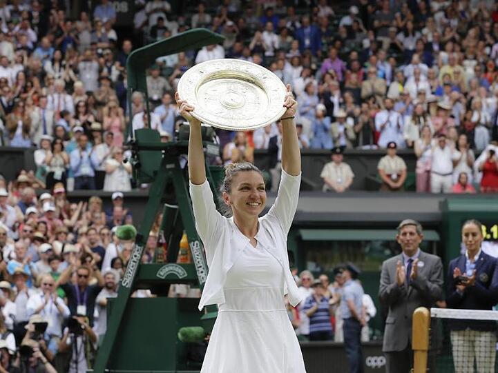 Simona Halep durfte erstmals die Wimbledon-Trophäe in die Höhe halten.