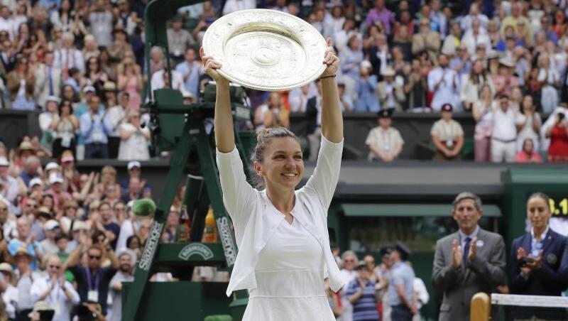 Simona Halep durfte erstmals die Wimbledon-Trophäe in die Höhe halten. Simona Halep durfte erstmals die Wimbledon-Trophäe in die Höhe halten.