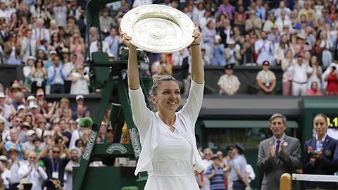 Simona Halep durfte erstmals die Wimbledon-Trophäe in die Höhe halten.