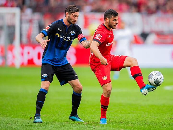 Die Aufsteiger aus Paderborn um Christian Strohdiek verloren knapp gegen Kevin Volland (r) und Co.