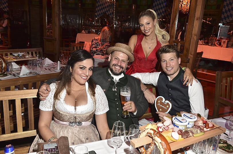 Manuel Cortez und Freundin Saina Bayatpour sowie Raúl Richter mit Vanessa Schmitt