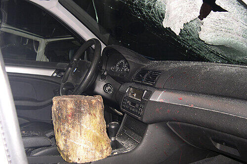 Tod auf dem Beifahrersitz: Ein sechs Kilogramm schwerer Holzklotz erschlug eine 33-jährige Frau am Ostersonntag.