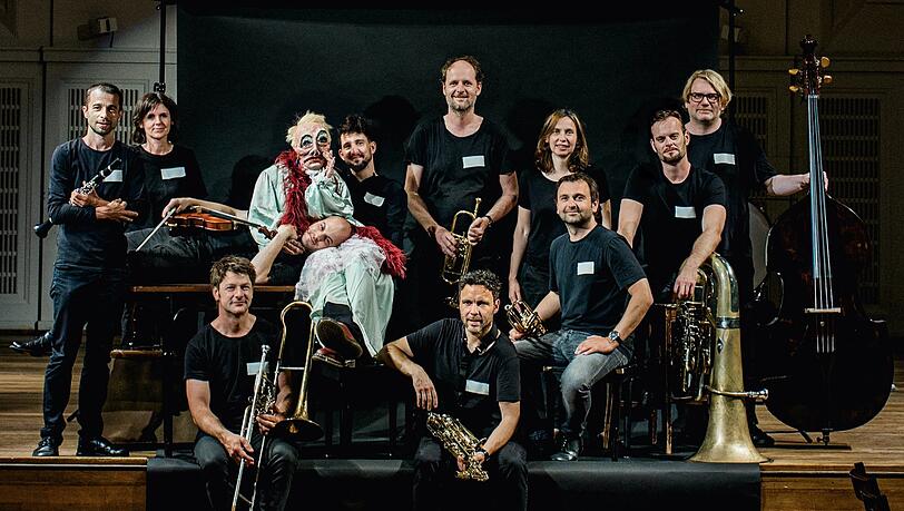 Nikolaus Habjan neben seiner Puppe Lady Bug und den Musikern von Franui.