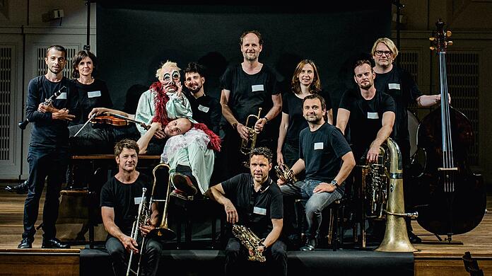 Nikolaus Habjan next to his doll Lady Bug and the musicians from Franui.