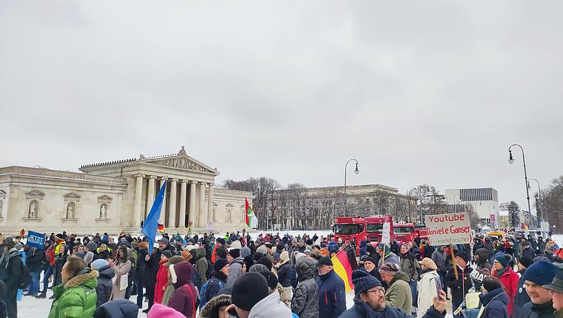 Laut Polizei nahmen etwa 200 Menschen an der Demonstration teil. Den Veranstaltern zufolge geht es um Solidarität mit den Bauern.