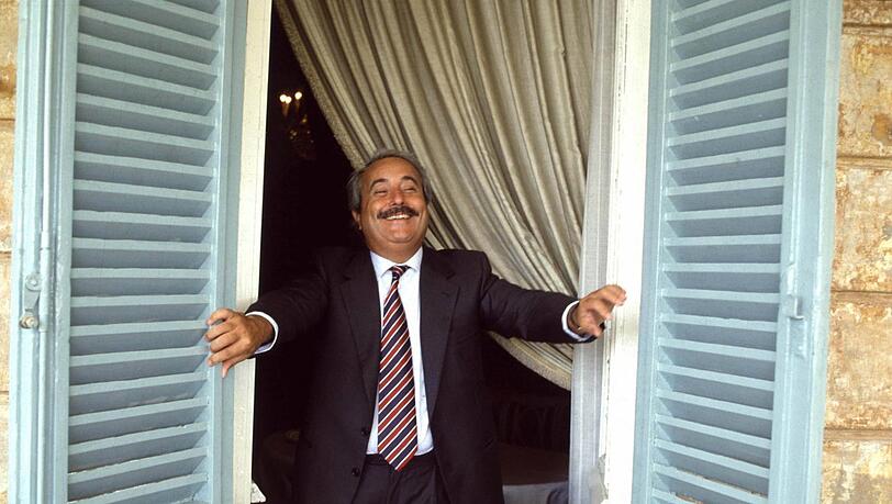 Der charismatische Richter Giovanni Falcone machte sich in den 80er Jahren in Sizilien einen Namen als Mafiajäger. Das hatte für ihn tödliche Folgen.