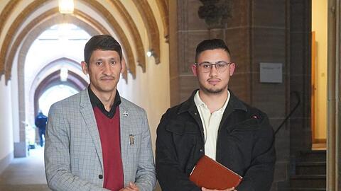 Die beiden Brüder Arif (l.) und Asif im Rathaus. Weil sie aus ihrem Sportverein geflogen sind, haben sie sich einen Anwalt genommen. Ihr Vorwurf an den Verein: rassistische Diskriminierung.