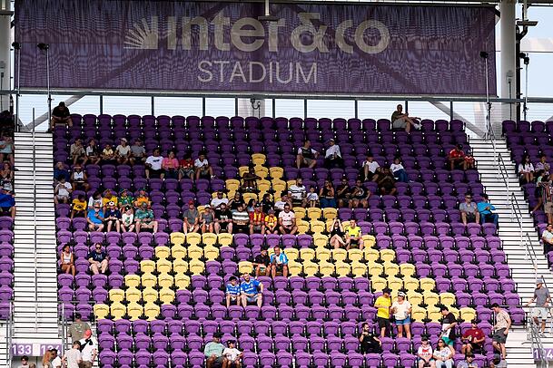 Ulsan HD gegen Mamelodi Sundowns: Viele Plätze sind leer, als sich die Mannschaften vor dem Spiel aufwärmen. Ulsan HD gegen Mamelodi Sundowns: Viele Plätze sind leer, als sich die Mannschaften vor dem Spiel aufwärmen.