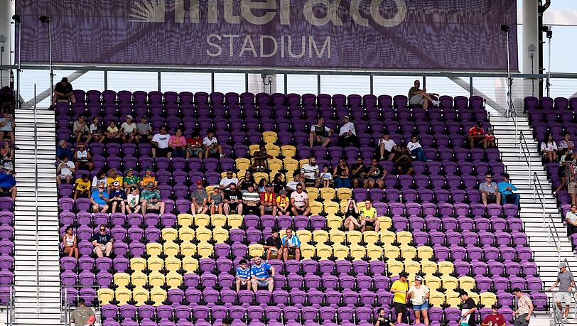 Ulsan HD gegen Mamelodi Sundowns: Viele Plätze sind leer, als sich die Mannschaften vor dem Spiel aufwärmen. Ulsan HD gegen Mamelodi Sundowns: Viele Plätze sind leer, als sich die Mannschaften vor dem Spiel aufwärmen.
