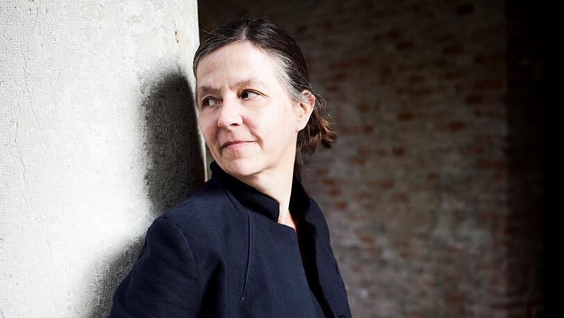 Die gebürtige Münchnerin Christine Wunnicke studierte in Berlin und Glasgow Linguistik, Altgermanistik und Psychologie. Seit 1991 arbeitet sie als freie Autorin.