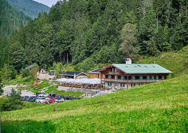 Blick auf das sanierte Forsthaus Valepp von Manuel Neuer und Johannes Rabl.