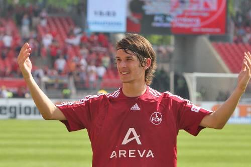 Ließ sich zu Recht feiern: Held des Tages und Siegtorschütze Dario Vidosic.