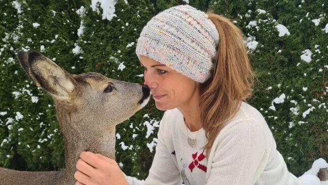 Reh Hermine und ihre Retterin Lene Koch.