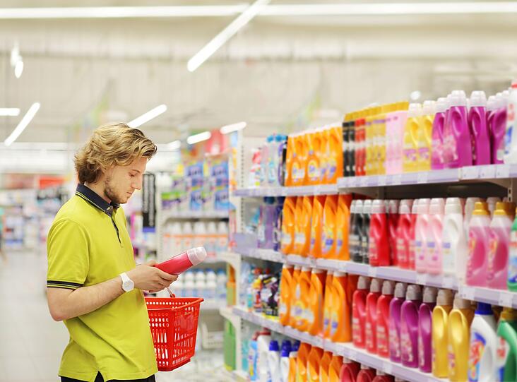 Um unbedenkliche Waschmittel im Fachhandel zu erkennen, kann zum Beispiel die Website und die dazugeh&ouml;rige App "Codecheck" helfen. Damit werden Inhaltsstoffe erkannt und in "unbedenklich" bis "sch&auml;dlich" eingestuft. Zudem kennzeichnet das EU-Ecolabel mit der Euroblume umweltschonende Reinigungsmittel. Statt zu klassischen Waschmitteln zu greifen, k&ouml;nnen Sie aber auch mit nachhaltigen Alternativen waschen ...