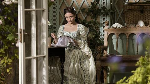 In "Queen Charlotte: Eine Bridgerton-Geschichte" &uuml;bernahm Connie Jenkins-Greig die Rolle der jungen Violet.