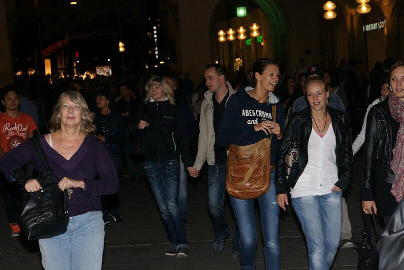 Nicht nur für Pärchen eine beliebte Freitagabend-Beschäftigung: Shoppen nach Ladenschluss. Denn die Münchner Kultur- und Shoppingnacht hat weitaus mehr zu bieten als geöffnete Geschäfte.