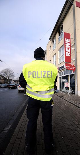 Bei dem Wohnungsbrand mit vier Toten in rheinischen Langenfeld handelt es sich offenbar um ein Familientragödie. Die Polizei verdächtigt nach ersten Ermittlungen den Familienvater, das Feuer am Freitagmorgen gelegt zu haben.