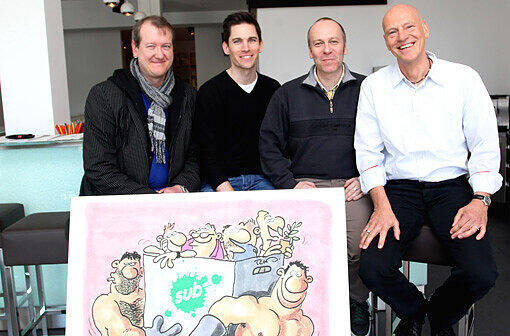Hinter einer Umzugs-Karikatur von Ralf König (v.l.): Lars Fröhlich, Kai Kundrath, Christian Schultze und Uwe Hagenberg.