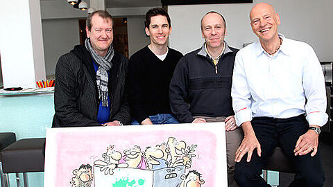 Hinter einer Umzugs-Karikatur von Ralf König (v.l.): Lars Fröhlich, Kai Kundrath, Christian Schultze und Uwe Hagenberg.