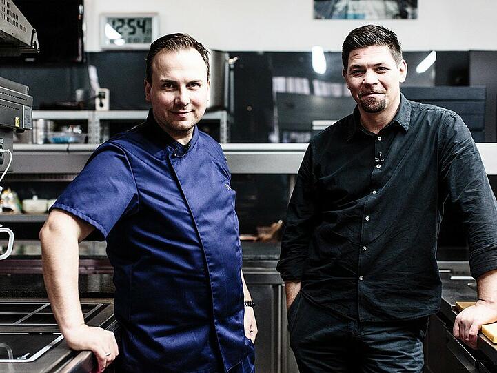 Noch wirken Tim Raue (l.) und Tim Mälzer (r.) ganz entspannt. In "Kitchen Impossible: Mälzer vs. Raue" dürfte das anders werden
